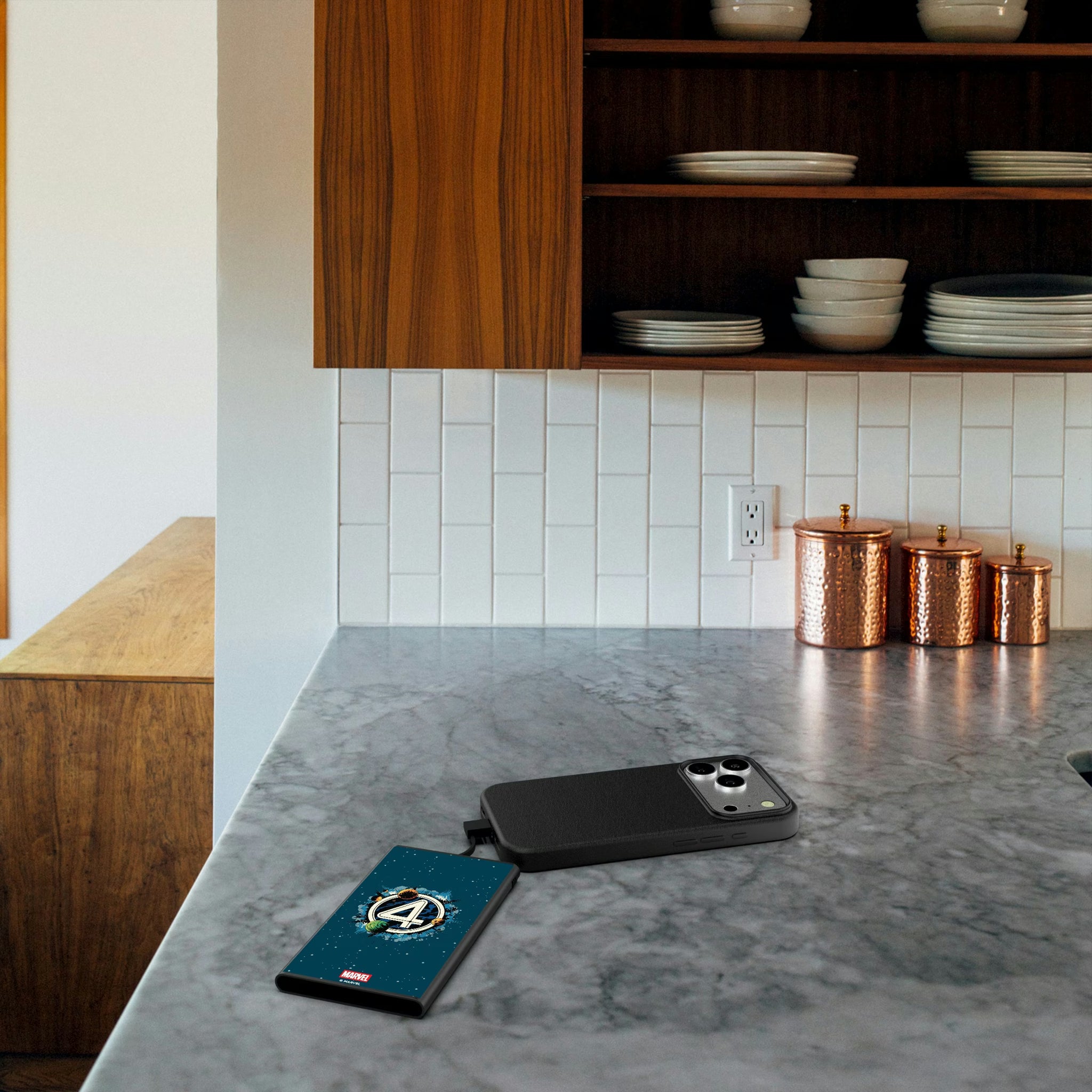 Marvel Fantastic Four Badge 5000mAh Flat Powerbank - Lifestyle
