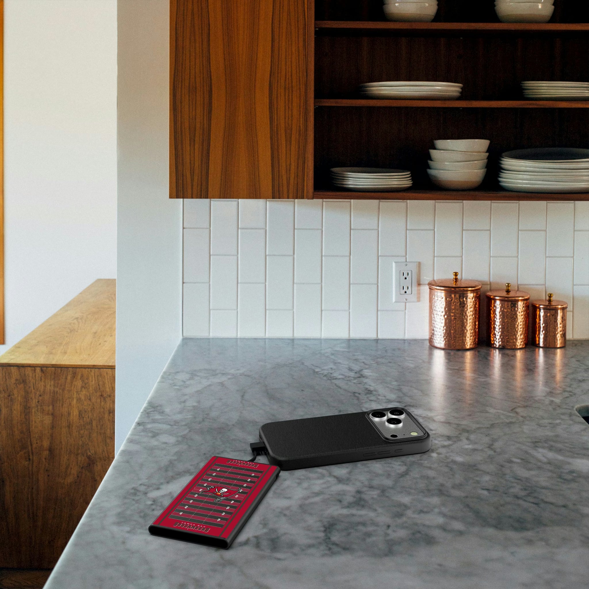 Tampa Bay Buccaneers Field 5000mAh Flat Powerbank - Lifestyle