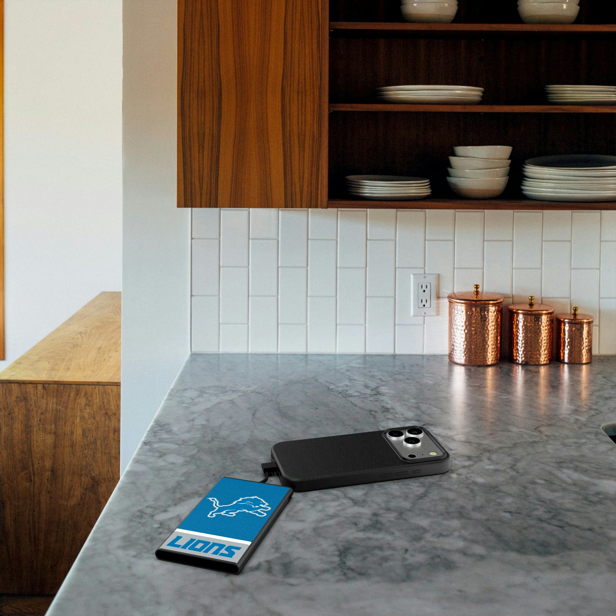 Detroit Lions Endzone Solid 5000mAh Flat Powerbank - Lifestyle