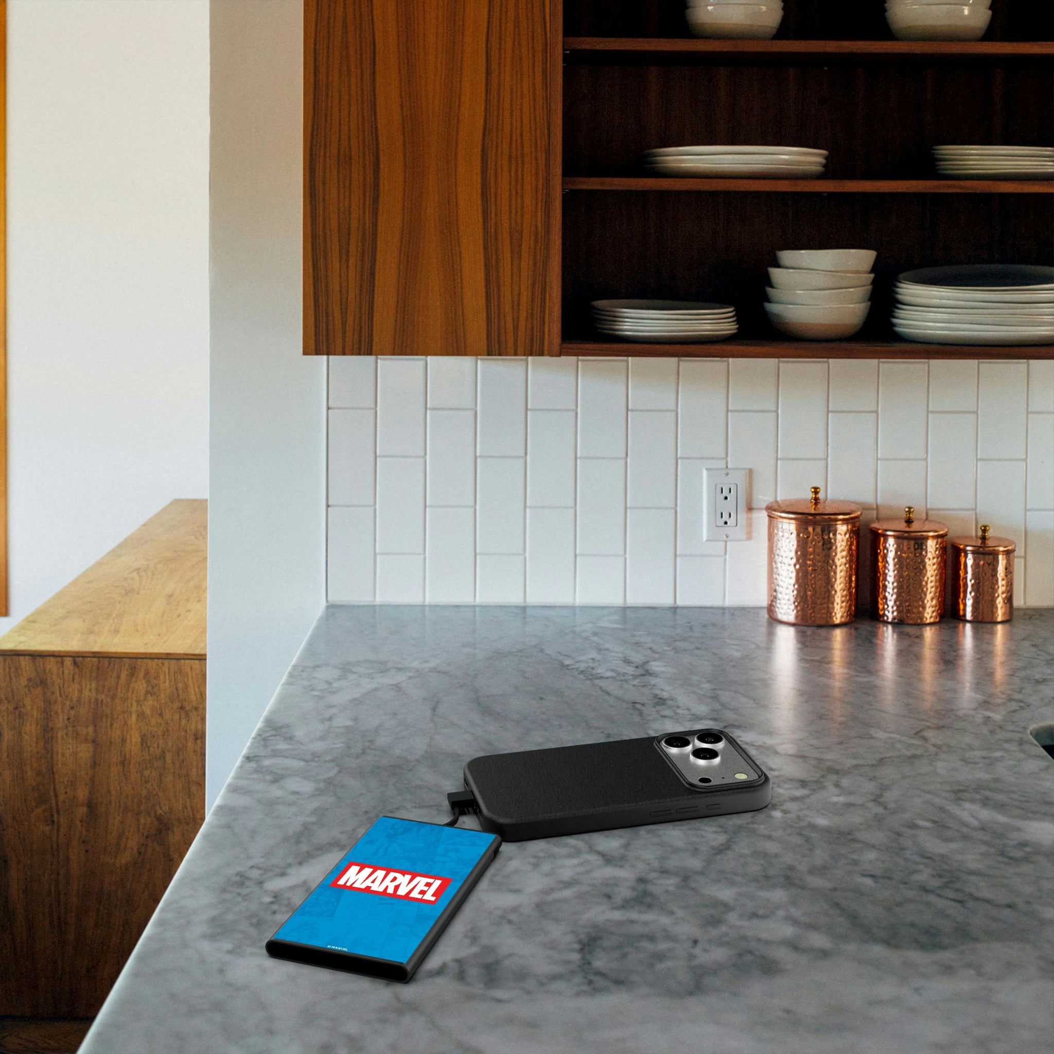 Marvel Comics Marvel Logo 5000mAh Flat Powerbank - Lifestyle