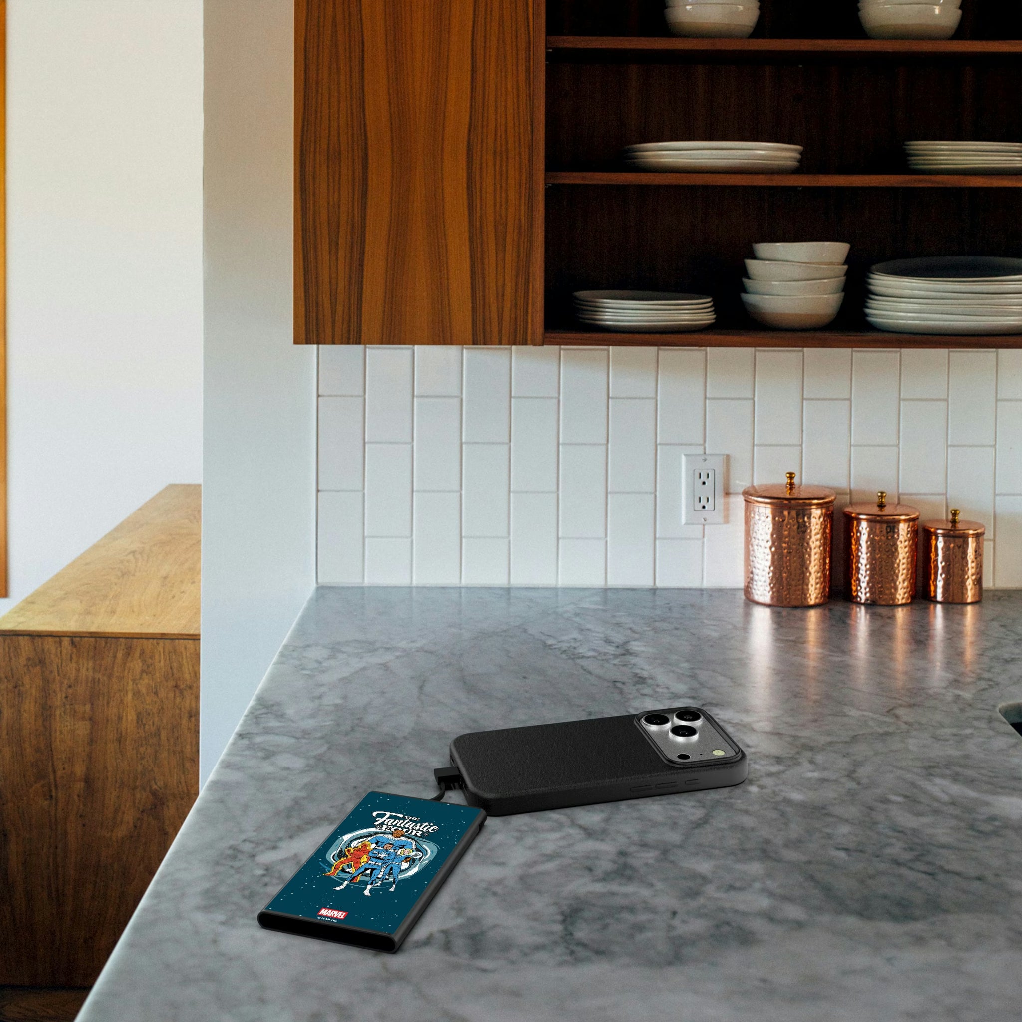 Marvel Fantastic Four Badge 5000mAh Flat Powerbank - Lifestyle
