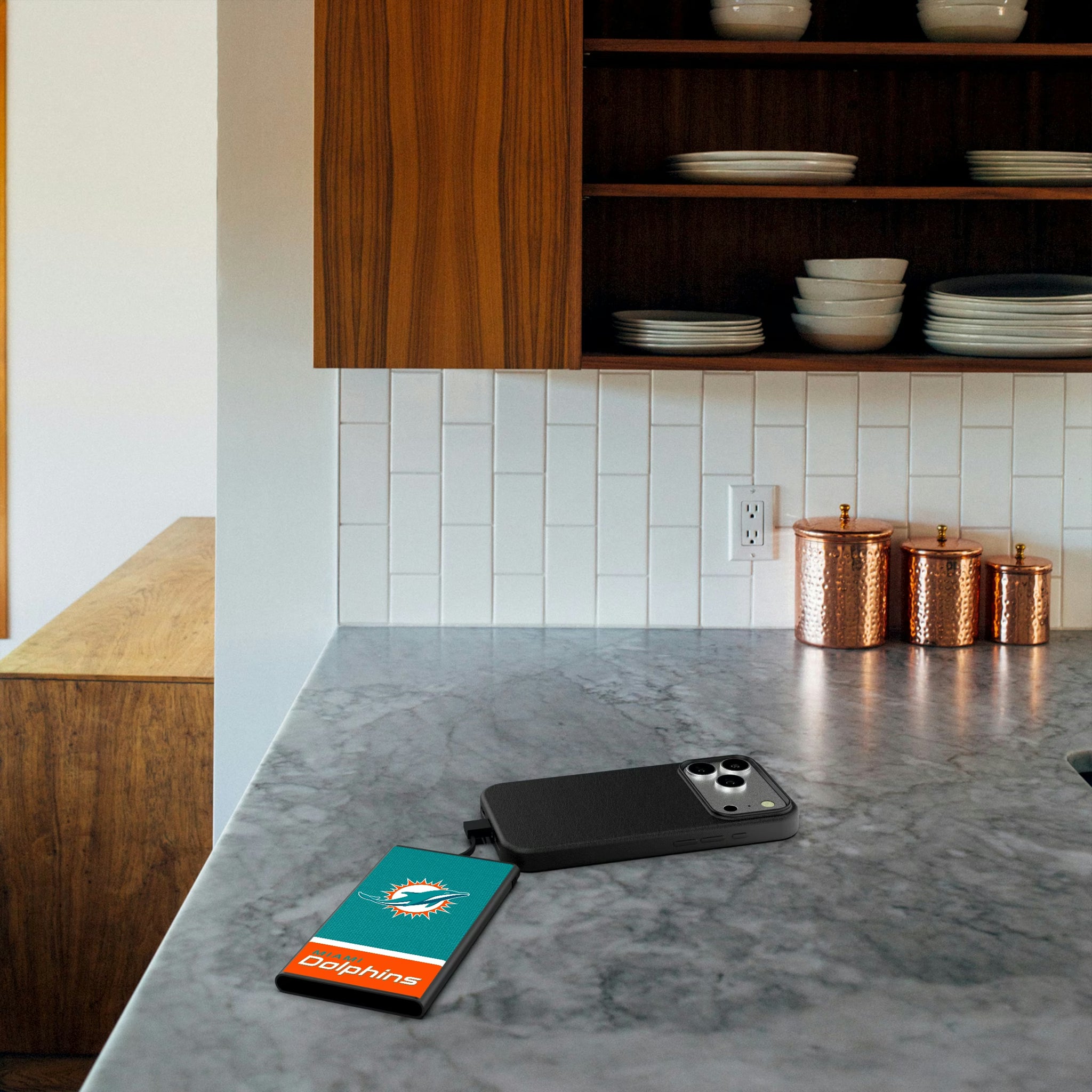 Miami Dolphins Endzone Solid 5000mAh Flat Powerbank - Lifestyle