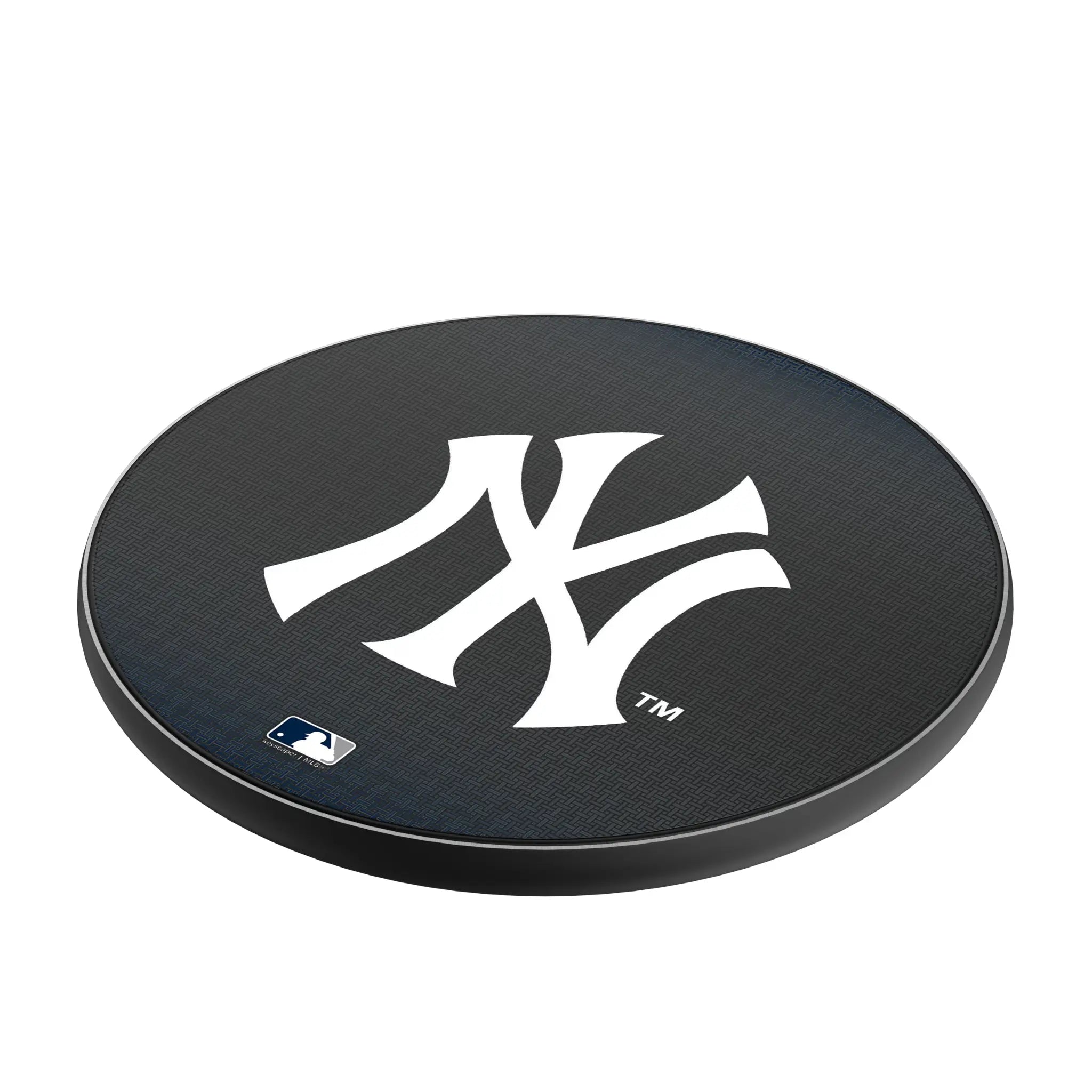 New York Yankees Linen 15-Watt Wireless Charger - Isometric View