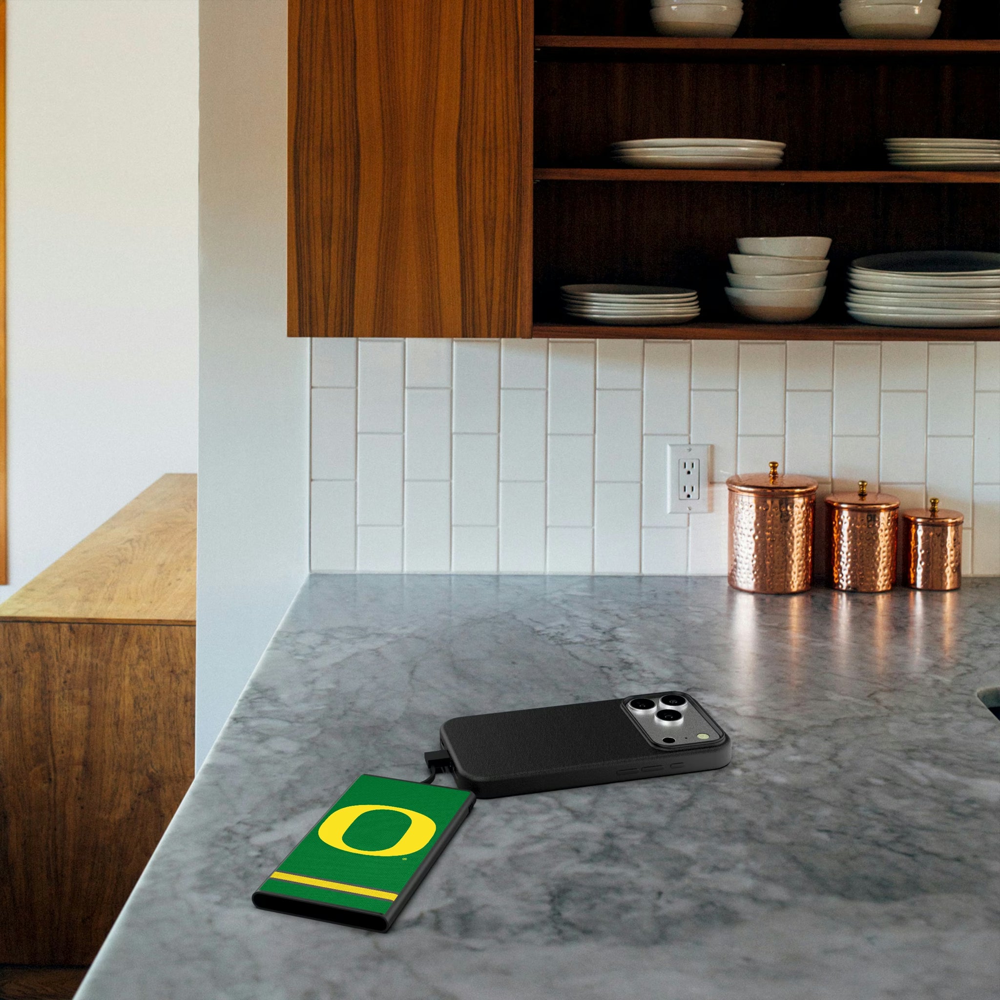 University of Oregon Ducks Stripe 5000mAh Flat Powerbank - Lifestyle
